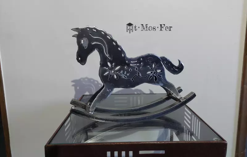 idee-cadeaux-originale-cheval-a-bascule-en-metal-chaval-a-bascule-vintage